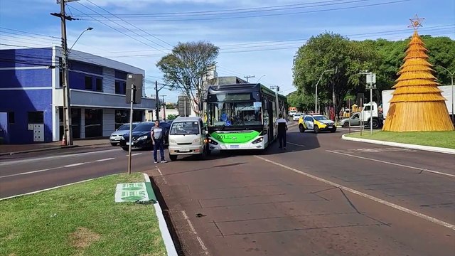 Ônibus elétrico e utilitário se envolvem em colisão na Avenida Brasil