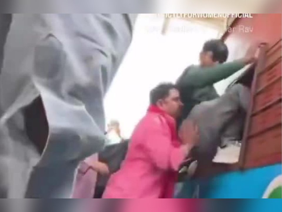 Viraler Clip: Gepäckträger hebt Fahrgäste schwungvoll in den Zug