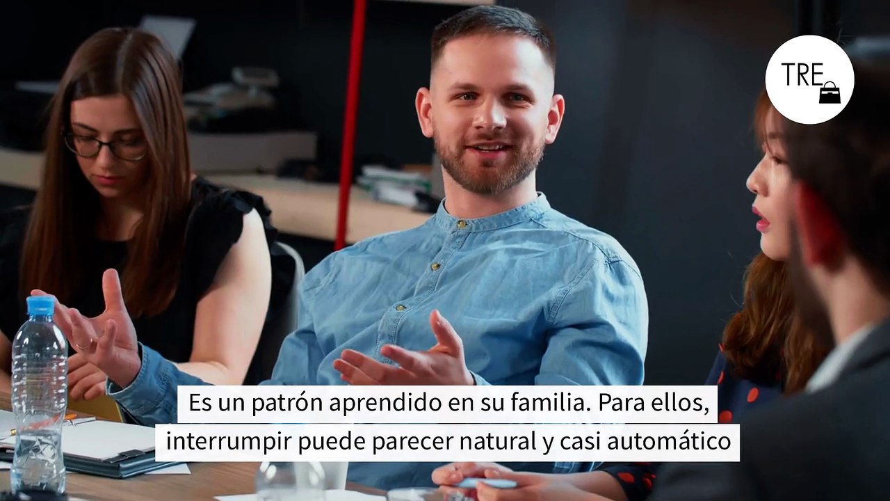 Qué significa que una persona interrumpa constantemente una conversación, según la psicología