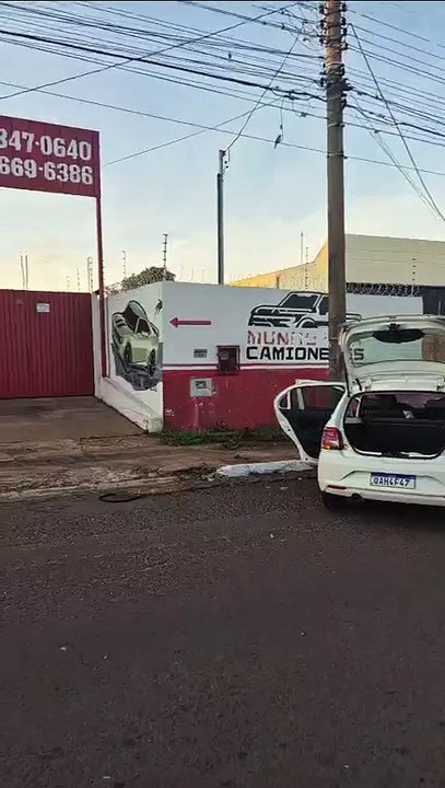 Motorista colide com poste e atinge loja de autopeças na Avenida Manoel da Costa Lima