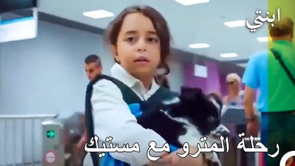 يد المساعدة من الفتاة الصغيرة للكلب المصاب - ابنتي