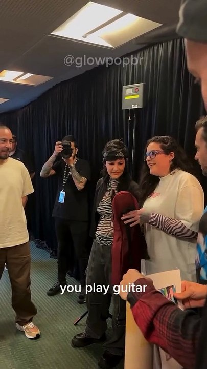 Vocalista do Linkin Park é presenteada com cavaquinho