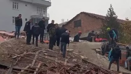 Malatya'da ağır hasarlı binanın yıkımı sırasında göçük