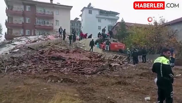 Malatya'da yıkım esnasında göçük! Kepçe operatörü enkaz altında kaldı