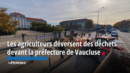 Les agriculteurs en colère déversent des déchets devant la préfecture de Vaucluse