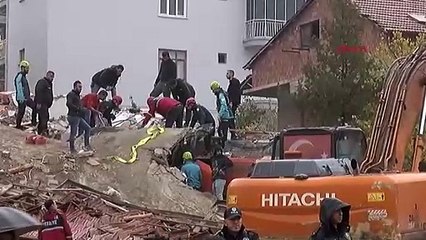 4 katlı bina çöktü; iş makinesi operatörü enkaz altında kaldı