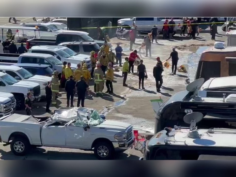 Neben einer Rennstrecke: Kleinflugzeug stürzt plötzlich auf Parkplatz