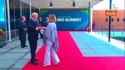 Meloni al G20 incontra il Presidente brasiliano Lula, baci e abbracci al suo arrivo