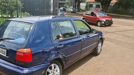 Golf e Citroën C3 se envolvem em acidente no Bairro Country