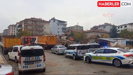 Malatya'da Yıkım Sırasında Kepçe Operatörüne Göçük Düştü