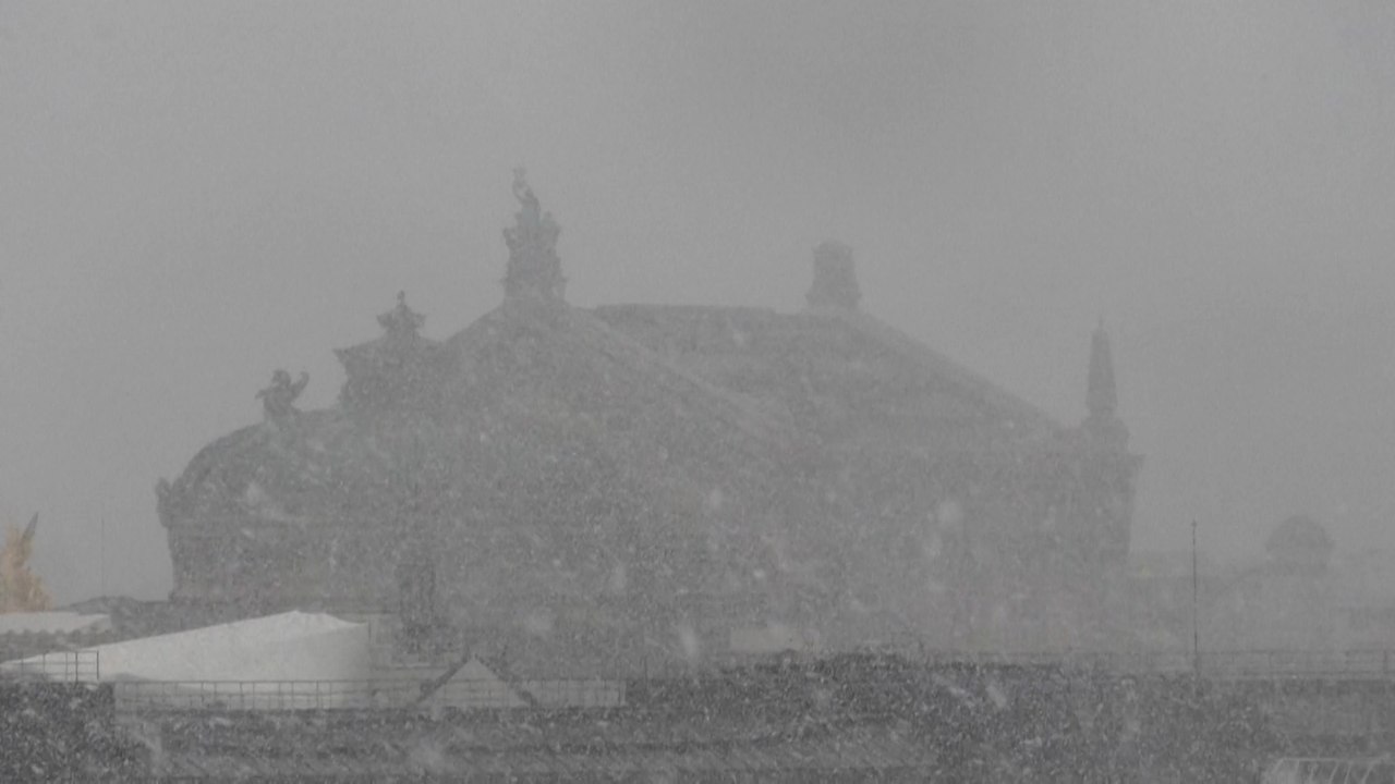 Les premiers flocons de neige à Paris