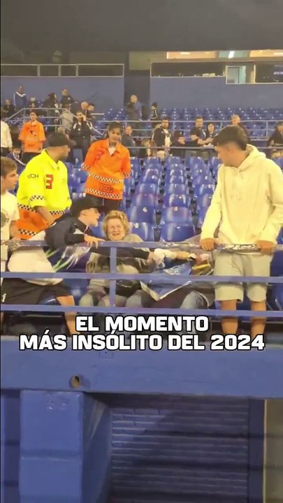 ¡Por una polera! Una mujer y niño se enfrentaron a ‘jalones’ por el preciado souvenir