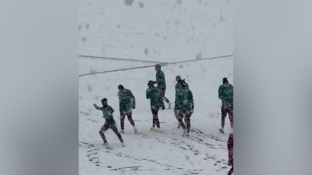 PSG : bataille de boules de neige avant l’entraînement à Poissy