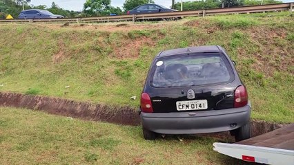 Motorista passa reto e bate contra barranco às margens da BR-277