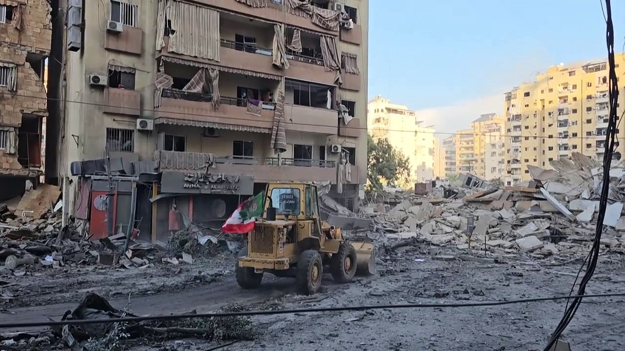 دمار في موقع غارة إسرائيلية على حارة حريك في الضاحية الجنوبية لبيروت