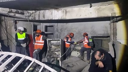 رجال الإنقاذ في موقع غارة إسرائيلية الجديدة على وسط بيروت