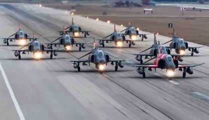 ビデオ: トルコ、F-4Eファントム50周年を記念して壮大な航空ショーを開催