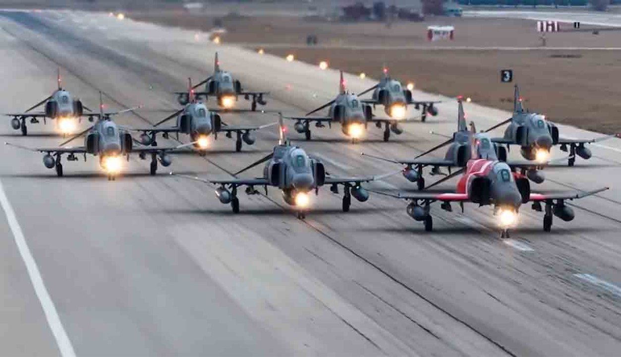 ビデオ: トルコ、F-4Eファントム50周年を記念して壮大な航空ショーを開催