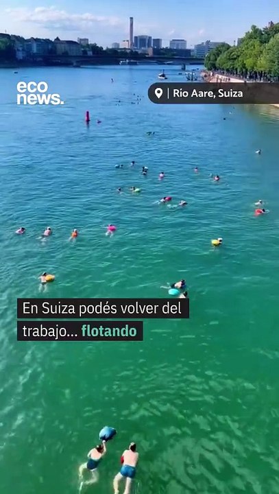 ¿Lo harías En Suiza vuelven de la oficina flotando  Muchos nadan por el río Aare por diversión o deporte, pero ¡otros aprovechan la corriente para volver a casa del trabajo!  “Tengo una bolsa a prueba de agua en la