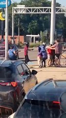 ¿Hubo otra agresión previa? un video viral captó a un hombre alto golpeando a un motoquero en Santa Cruz