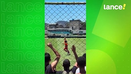 Torcedores do São Cristóvão brincam com atacante russo