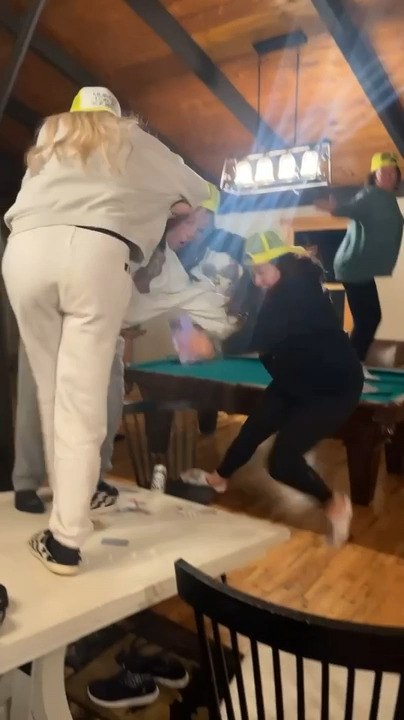 Girls Fall Down While Dancing on a Table - video Dailymotion
