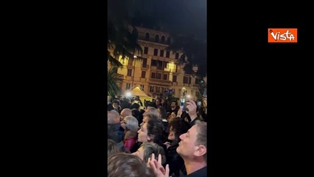 Regionali Umbria, Proietti Fratoianni Bonelli e Schlein intonano Bella ciao salendo su panchina