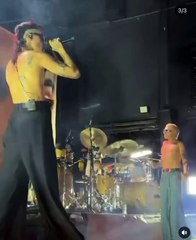 Paco Amoroso se cayó del escenario en pleno show