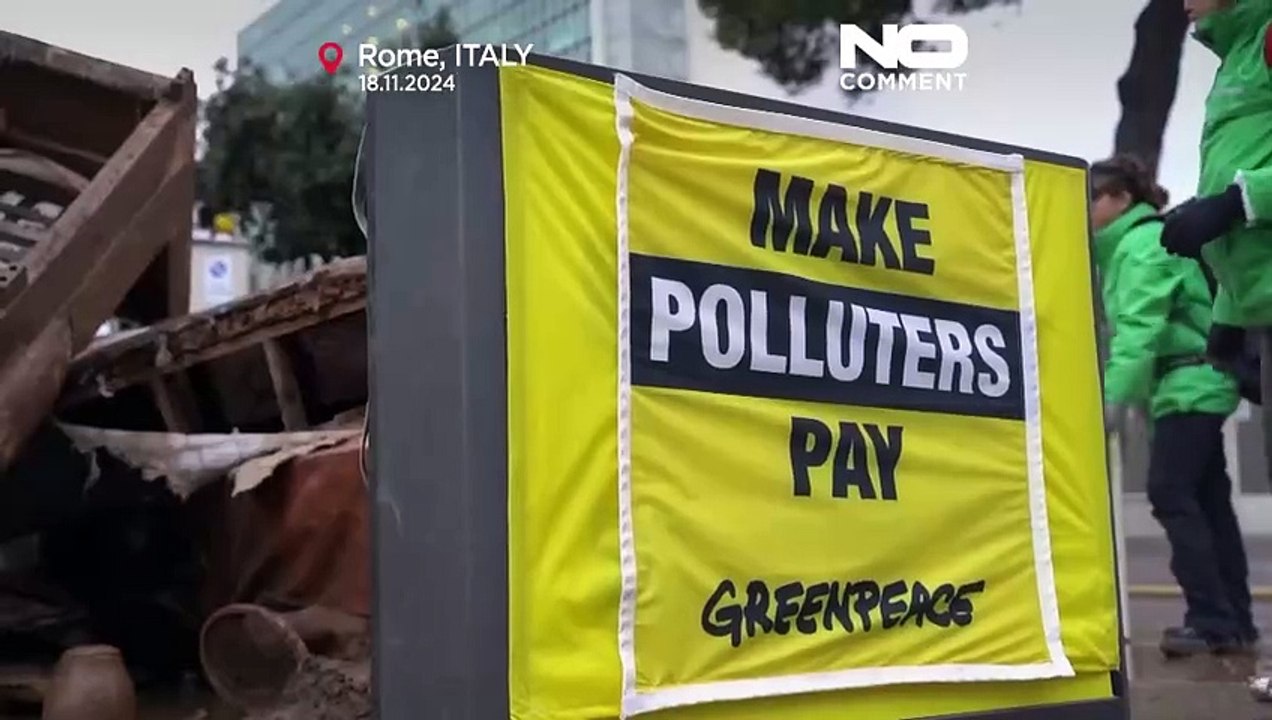 Attivisti Greenpeace protestano a Roma, fango e mobili delle alluvioni davanti a Eni