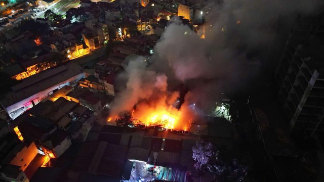 Cháy lớn kho xưởng trên phố Định Công, Hà Nội