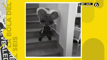 Globo con forma de niña baja las escaleras