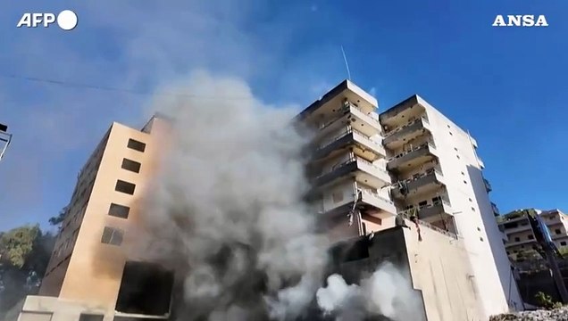 Libano, macerie a Nabatieh. Nel raid israeliano morti alcuni paramedici