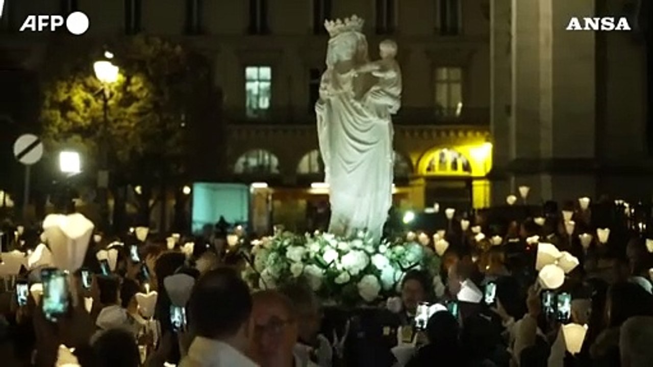 Parigi, la statua della Vergine con Bambino torna a Notre-Dame