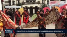 Penumpang KA Dihibur Penampilan Perempuan Berkebaya