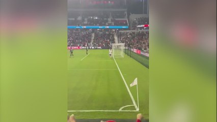 Pulisic y dos jugadores más de Estados Unidos celebran un gol haciendo el baile de Trump