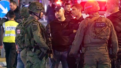 قوات الأمن في موقع سقوط صاروخ على وسط إسرائيل