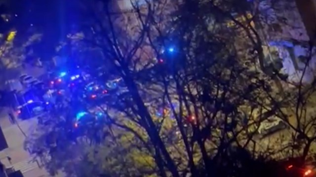 Masivo despliegue de policías en Valdebernardo tras intentar los vecinos impedir la detención de dos menores en un bloque