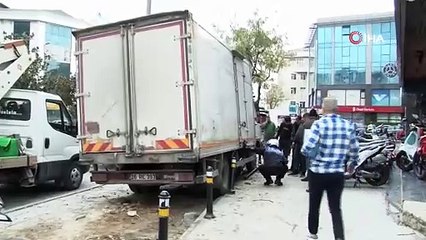 Freni boşalan kamyon kalabalığa daldı! O anlar kamerada!