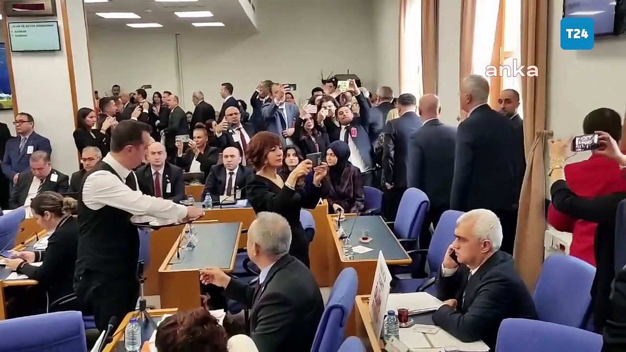 CHP'li vekiller, Sağlık Bakanı Memişoğlu'nu protesto ederek salonu terk etti