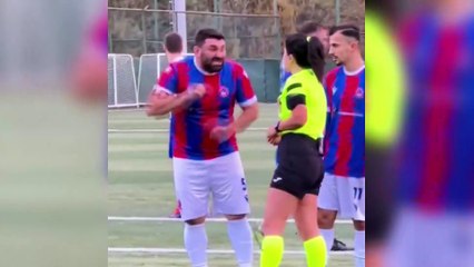 Kırmızı kart gören oyuncu kadın hakemin üzerine yürüdü!