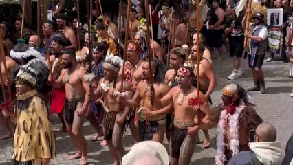 Miles de personas se manifiestan en Nueva Zelanda por derechos de los maoríes