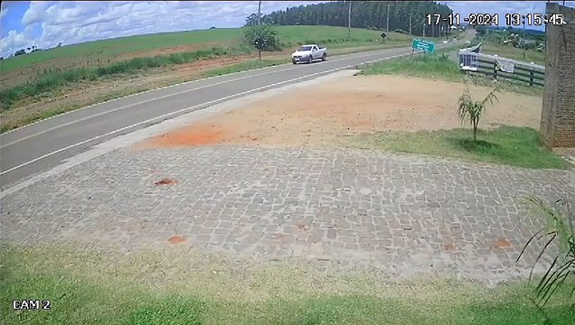 Câmera de monitoramento flagra acidente que envolveu quatro veículos na região