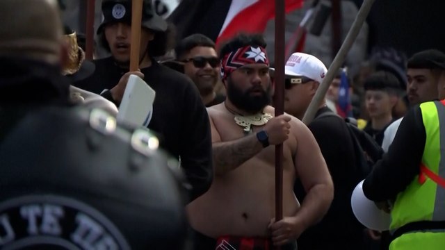 Un grupo de soldados maoríes encabeza una manifestación de decenas de miles por los derechos indígenas