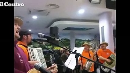 Bisenti, la serenata della Partenza per celebrare i "novelli" sposi