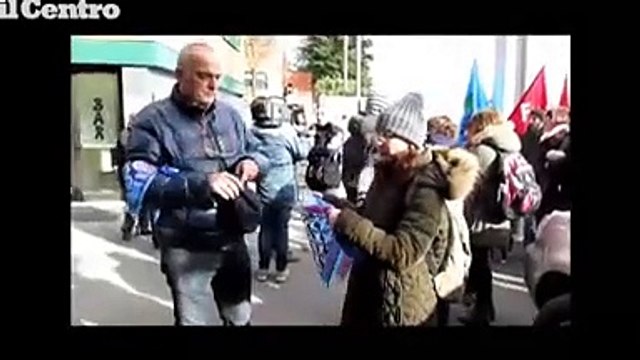 L'Aquila, i lavoratori del call center protestano davanti all'Inps