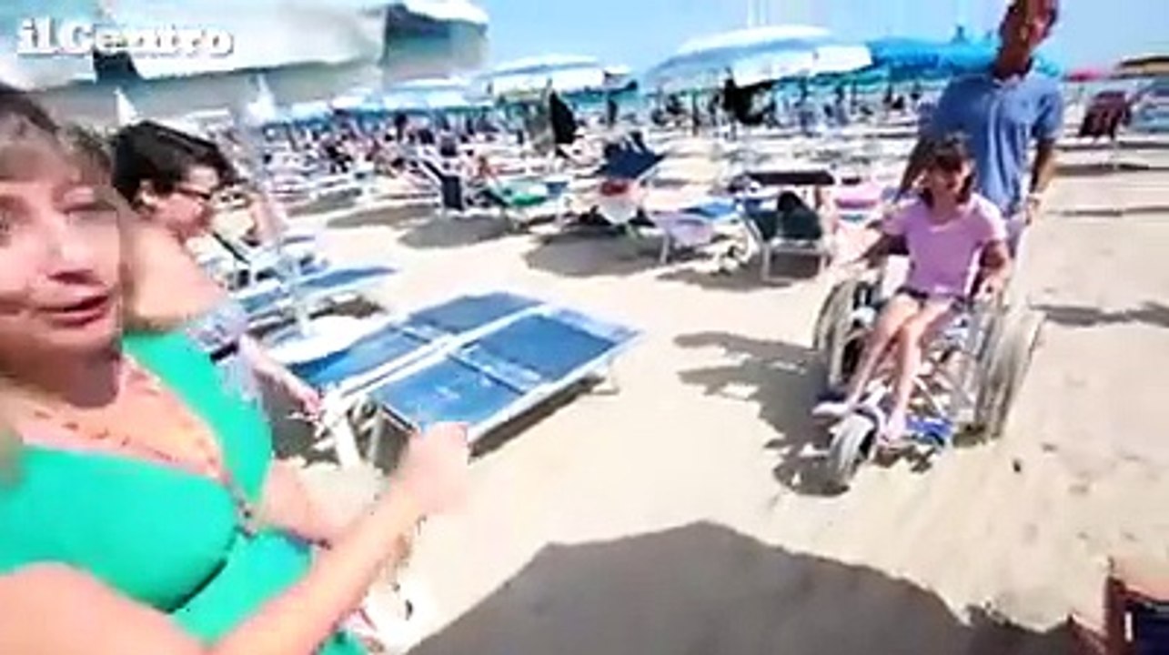 Montesilvano, disabili: ecco la sedia per spostarsi in spiaggia e fare il bagno