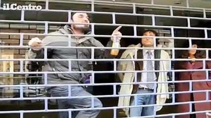Teramo, un gruppo di artisti occupa l'ex Oviesse: "Dateci un nuovo teatro"