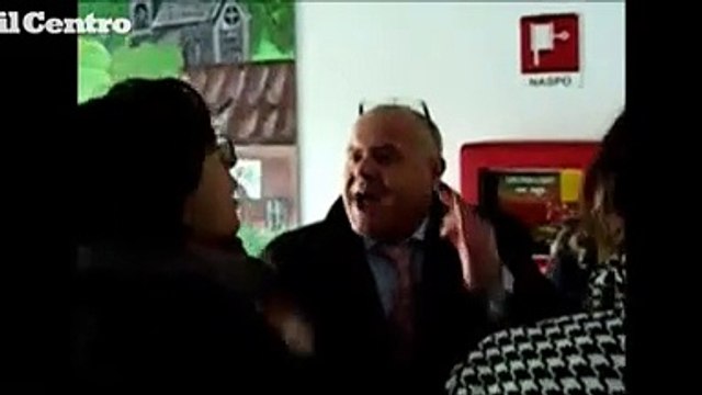 Silvi, crolla il controsoffitto della scuola: la rabbia dei genitori