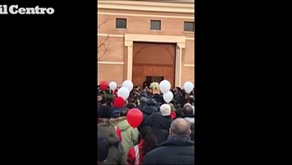 Hotel Rigopiano, palloncini e sirene per l'addio a Gabriele D'Angelo