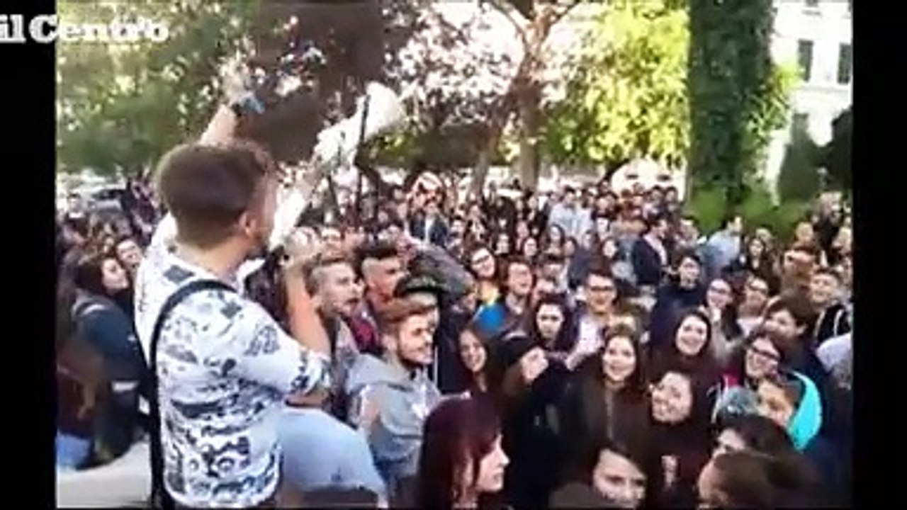 La protesta degli studenti del De Cecco davanti al Comune di Pescara